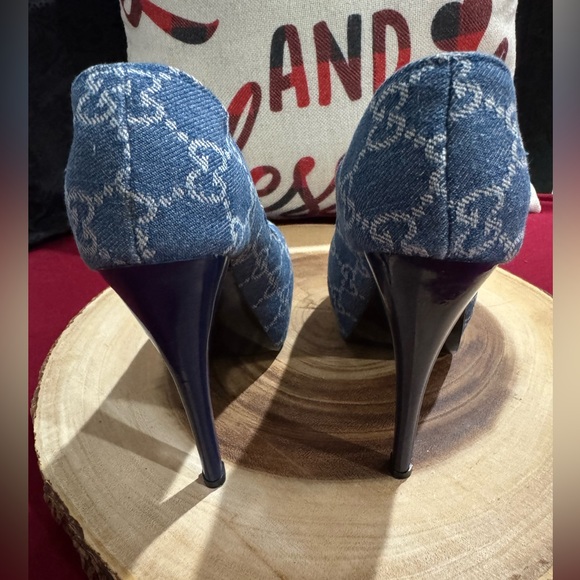 Vintage Blue Denim Patterned High Heel Pumps with Red-Blue Stripe - Picture 3 of 9